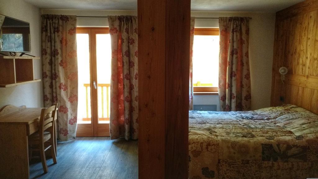 Le Nid De L'Aigle Otel Champoluc Oda fotoğraf